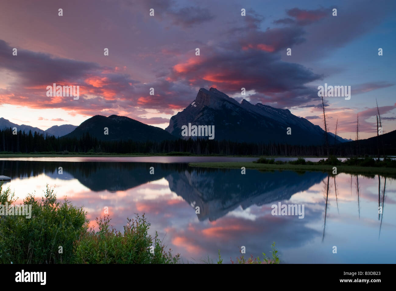 Mount Rundle e i Laghi Vermillion nel Parco Nazionale di Banff Foto Stock