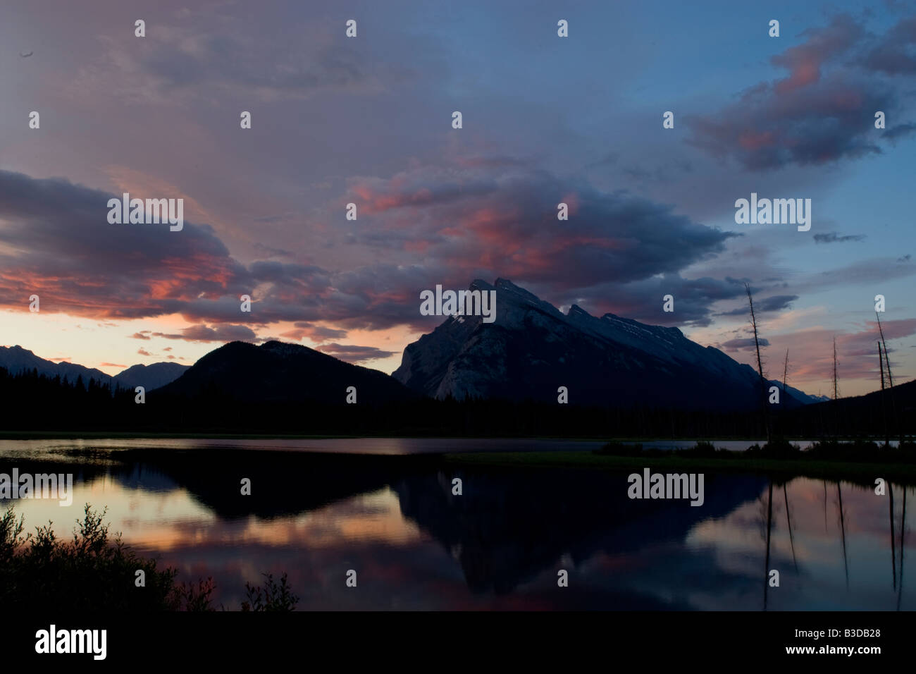 Mount Rundle e i Laghi Vermillion nel Parco Nazionale di Banff Foto Stock