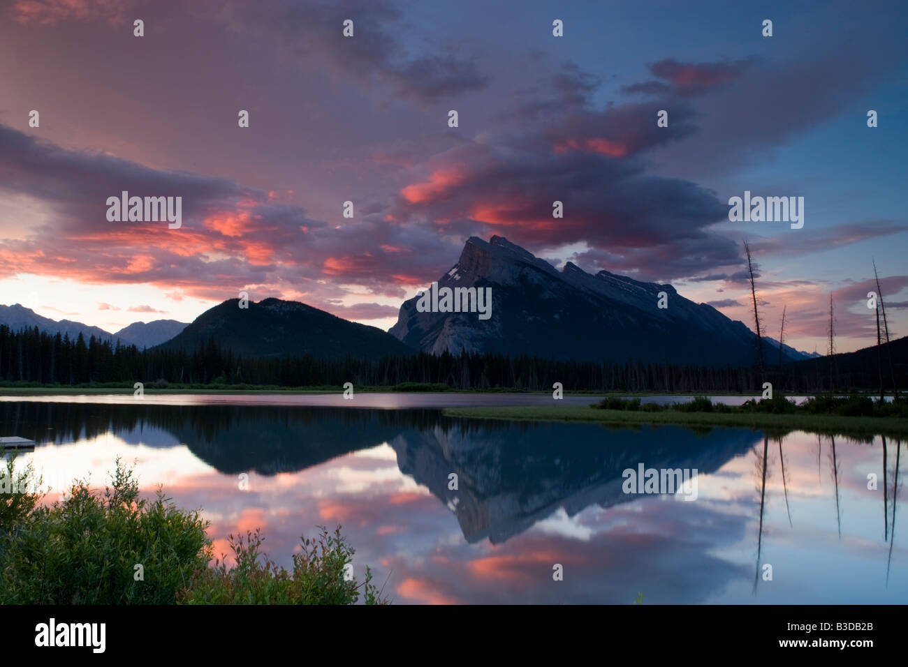 Mount Rundle e i Laghi Vermillion nel Parco Nazionale di Banff Foto Stock