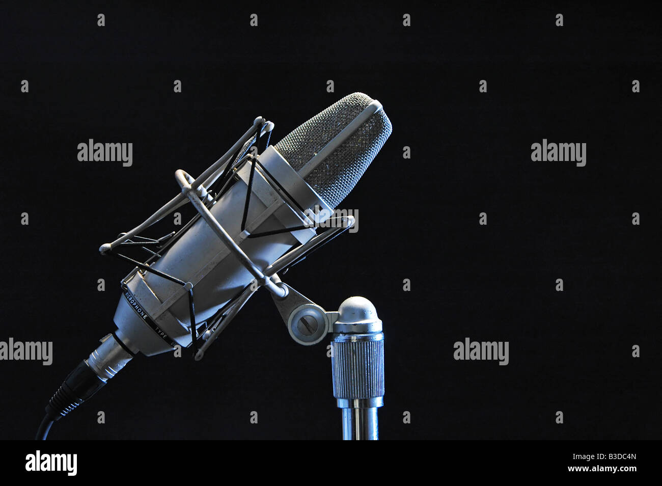 Microfono professionale isolato su nero Foto Stock