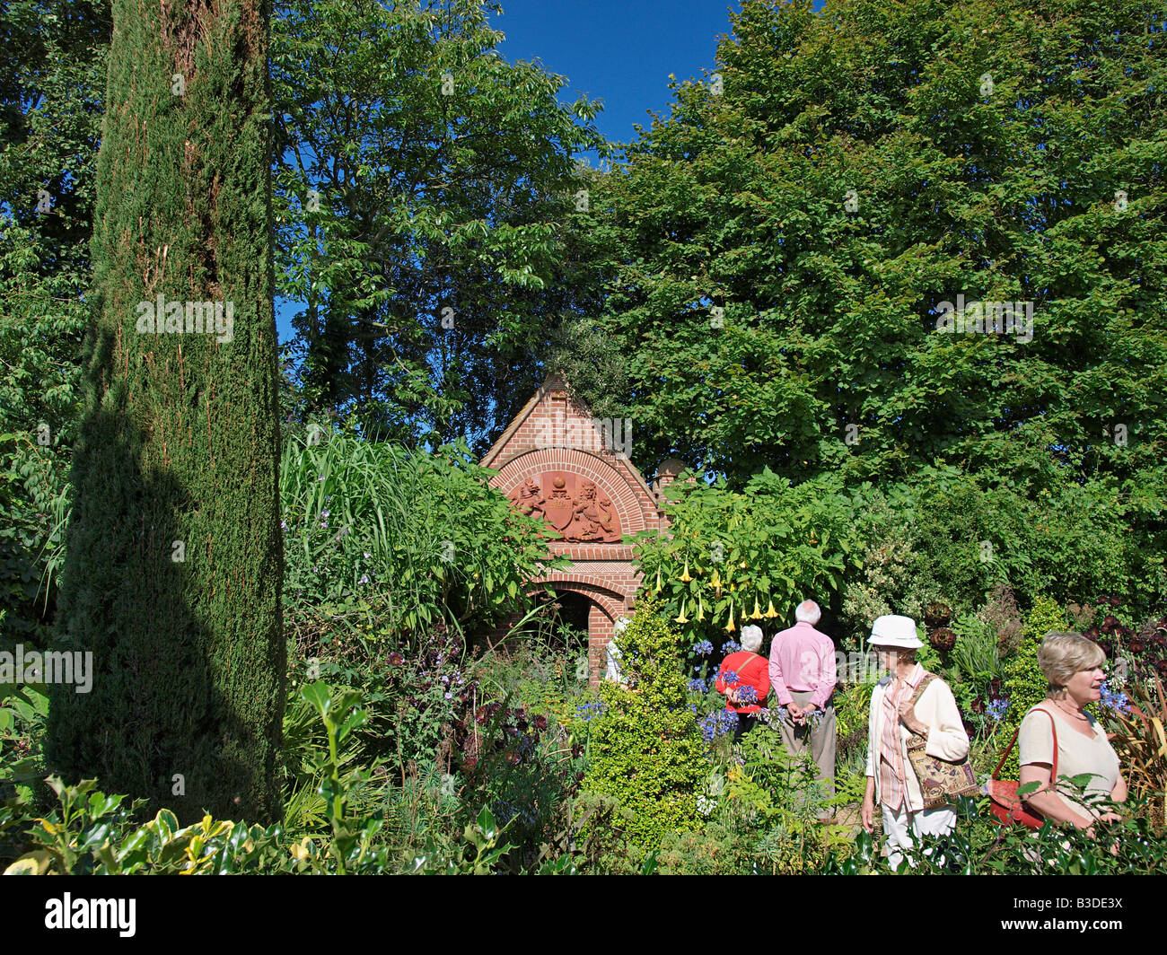 Pubblico in piedi vicarage giardino guardando le piante east ruston norfolk England Regno Unito Foto Stock