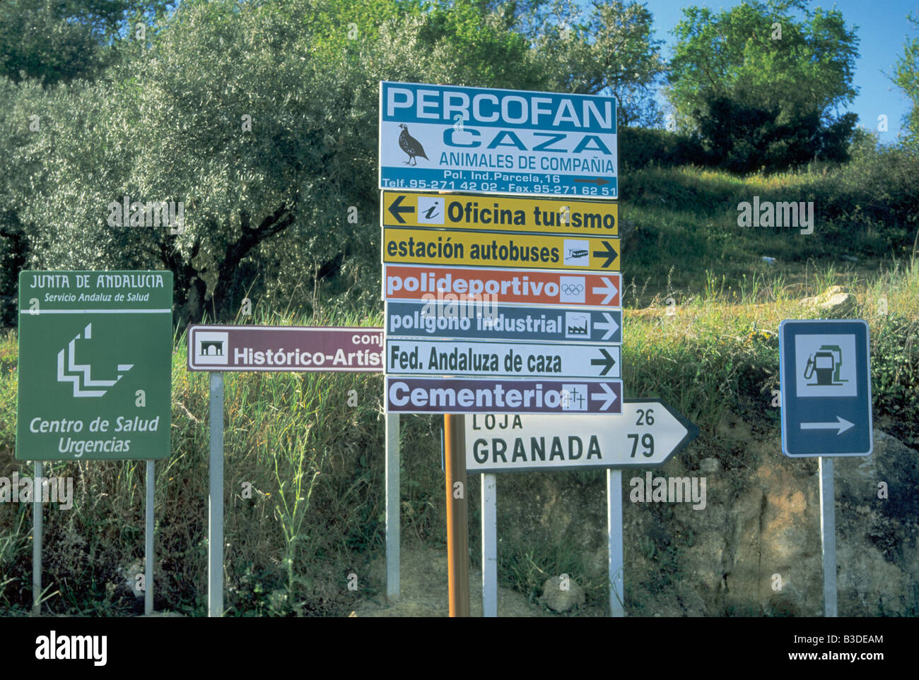 Segni in strade incrocio vicino a Archidona Andalusia Malaga Provincia Spagna Foto Stock