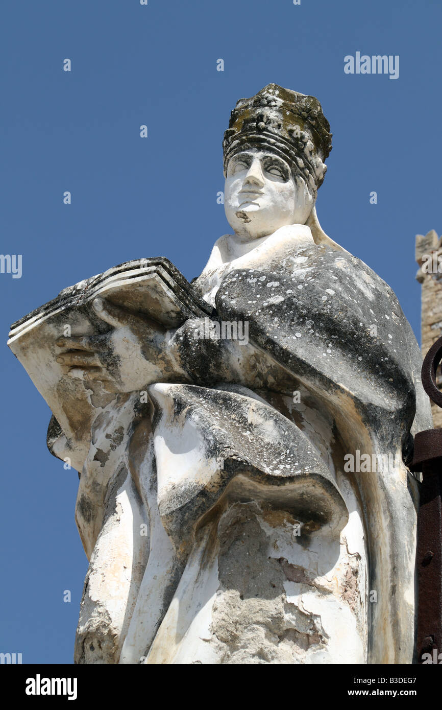 Statua al di fuori della cattedrale, Cefalu, Sicilia, Italia Foto Stock