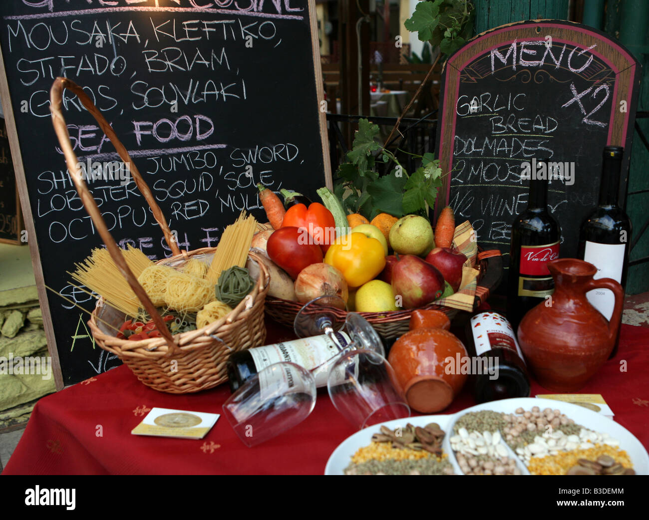 Le schede e display alimentare al di fuori di una taverna greca in Rethymnon Crete Foto Stock