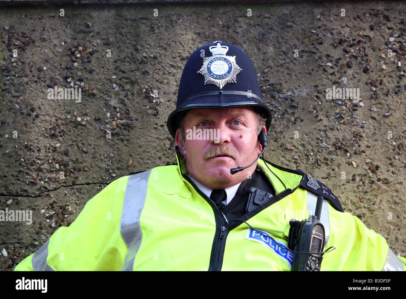 Un britannico funzionario di polizia che indossa un casco e una elevata visibilità giacca. A Notting Hill, Londra, 2008. Foto Stock