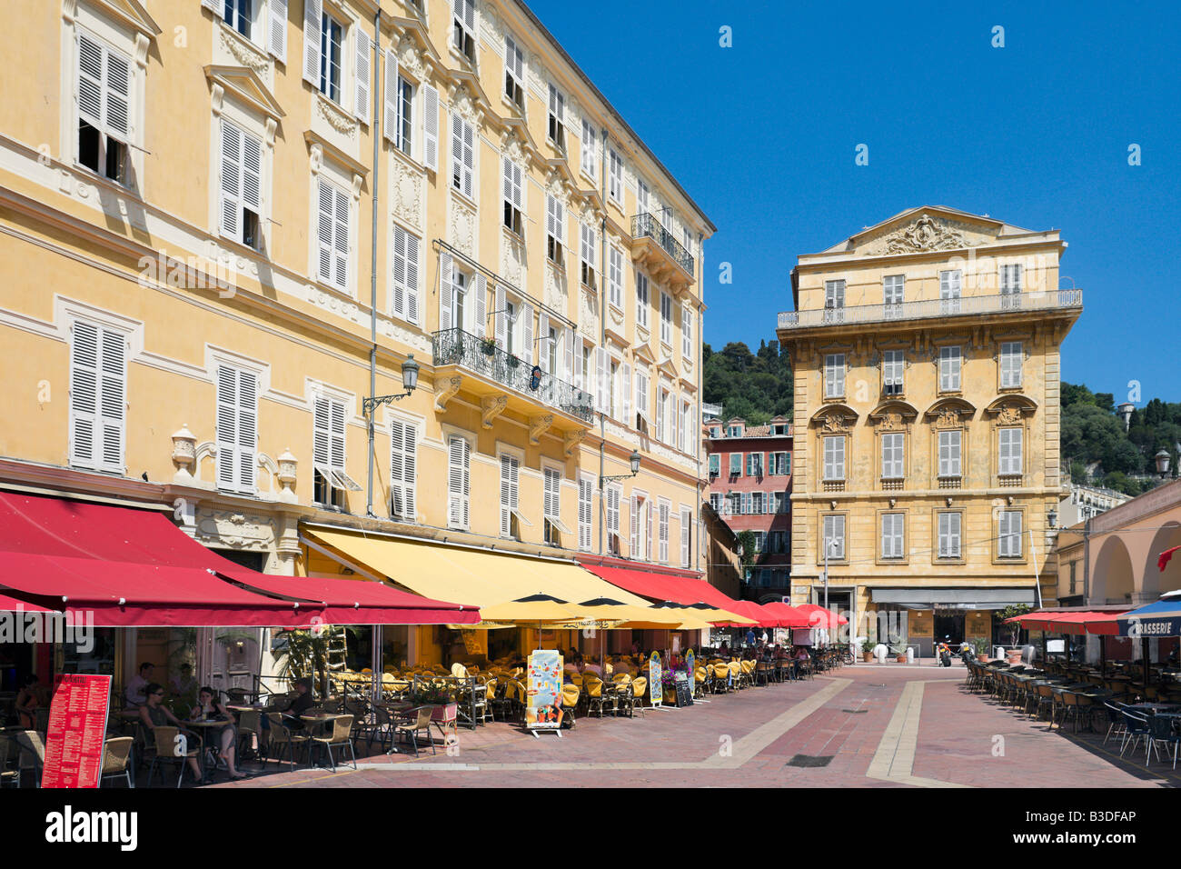 Ristoranti dal Marche aux Fleurs, Cours Saleya nella città vecchia (Vieux Nice), Nizza Cote d'Azur, Costa Azzurra, Francia Foto Stock