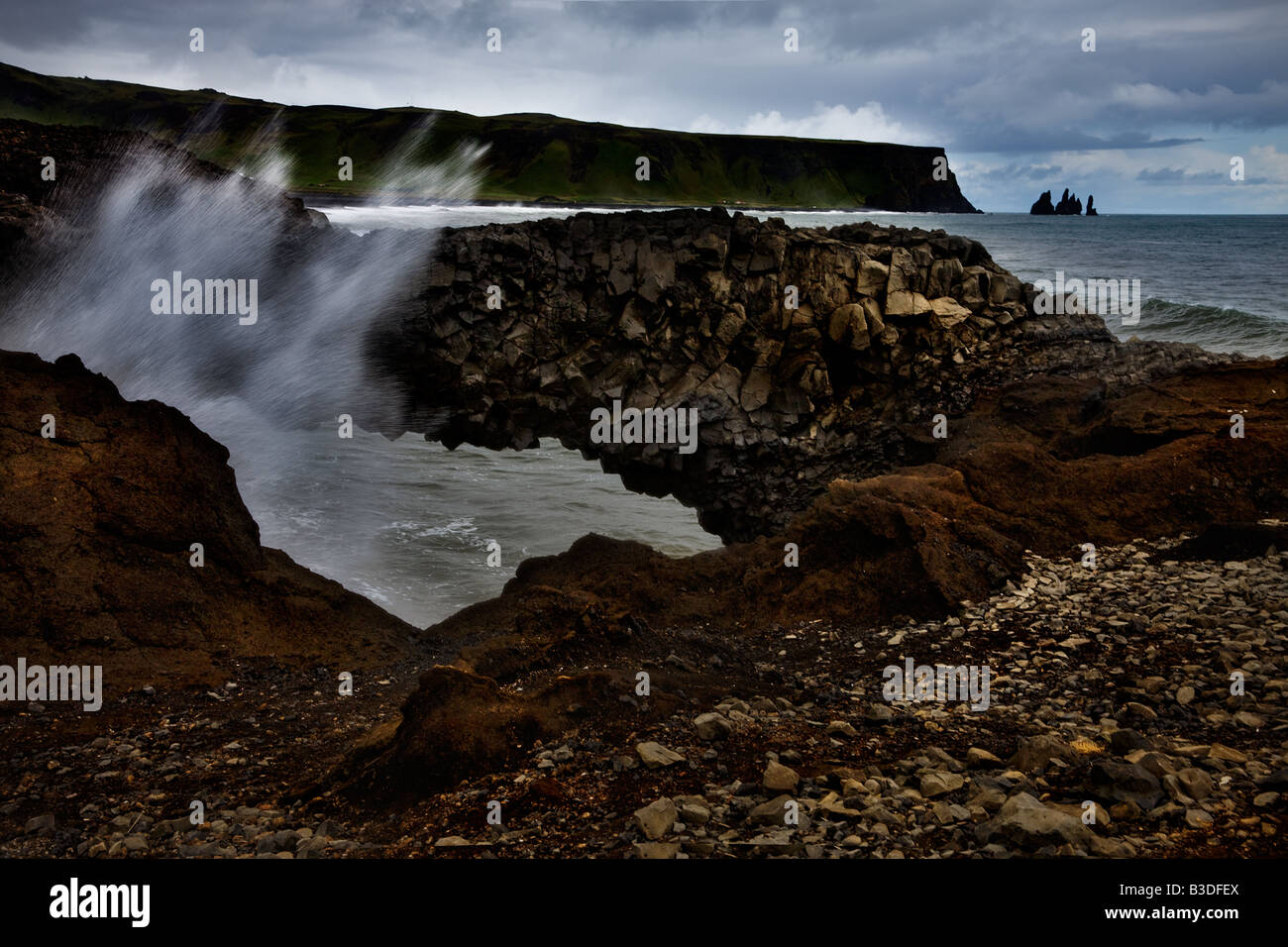 Basalto paesaggio di roccia e lava nera spaghetto all'oceano a cape Dyrholaey - sud capo di Islanda - cape Dyrholaey, sud Foto Stock