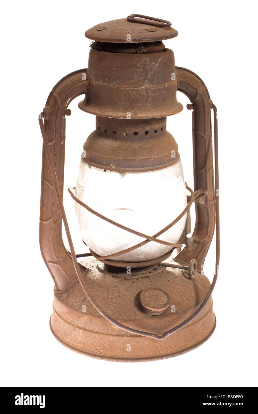 Vecchia lanterna di kerosene coperto di ruggine e sporcizia su sfondo  bianco Foto stock - Alamy