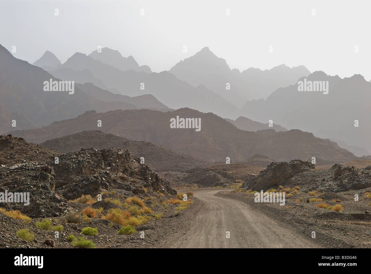 Di strada sterrata attraverso orientale montagne Hajar Regione Sharqiya Oman Foto Stock