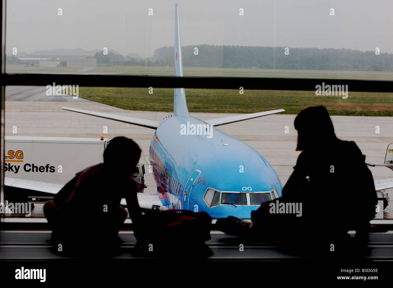 I passeggeri attendono il loro volo nella sala partenze dell'Aeroporto Robin Hood Doncaster Sheffield Foto Stock