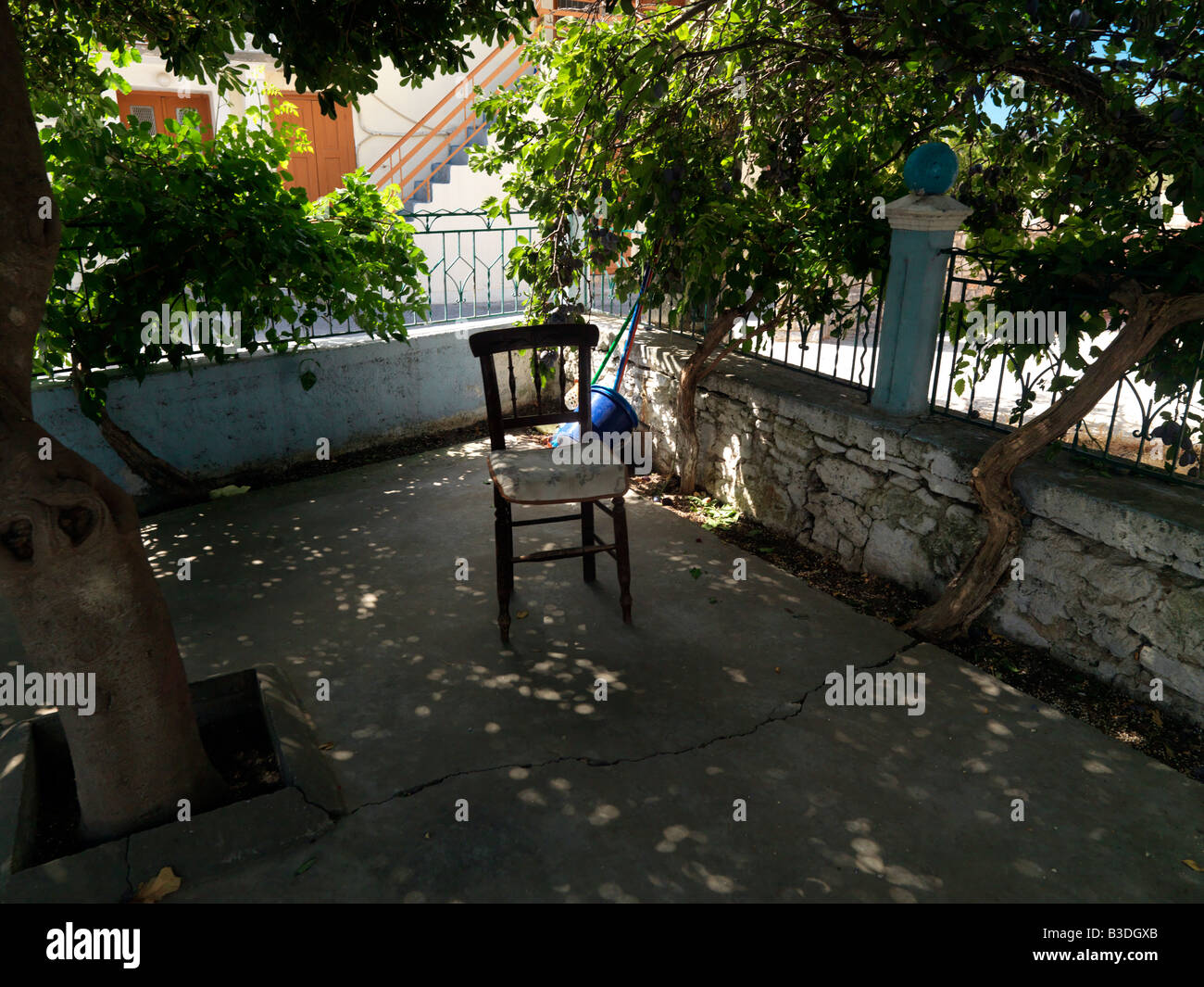 La sedia nel cortile della chiesa Vurliotes Samos Grecia Foto Stock