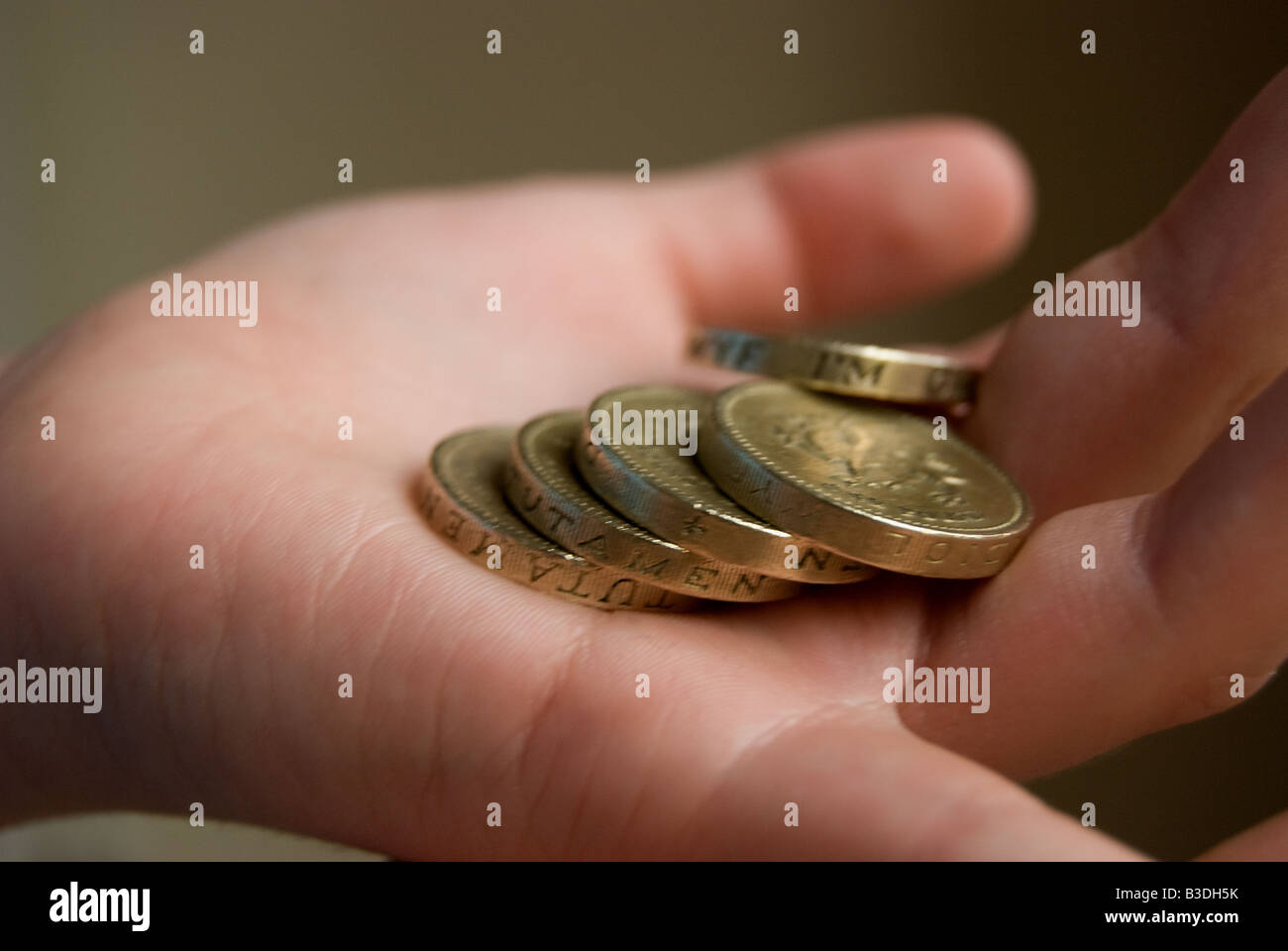 Tenendo alcuni una libbra di monete Foto Stock