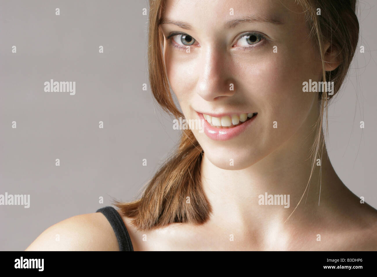 Bella diciannovenne modello femminile sorridente Foto Stock