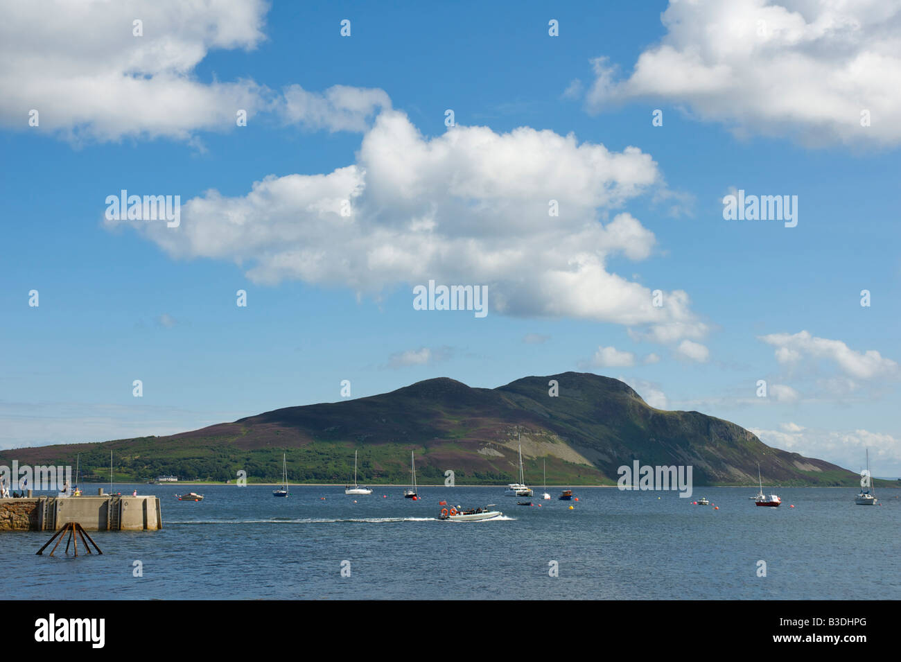 A Isola Santa visto dal porto di Lamlash, Isle of Arran, Strathclyde, Scozia Foto Stock