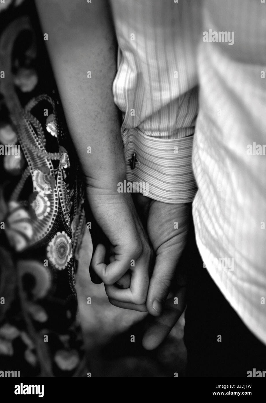 Uomo maturo e la donna tenendo le mani Foto Stock