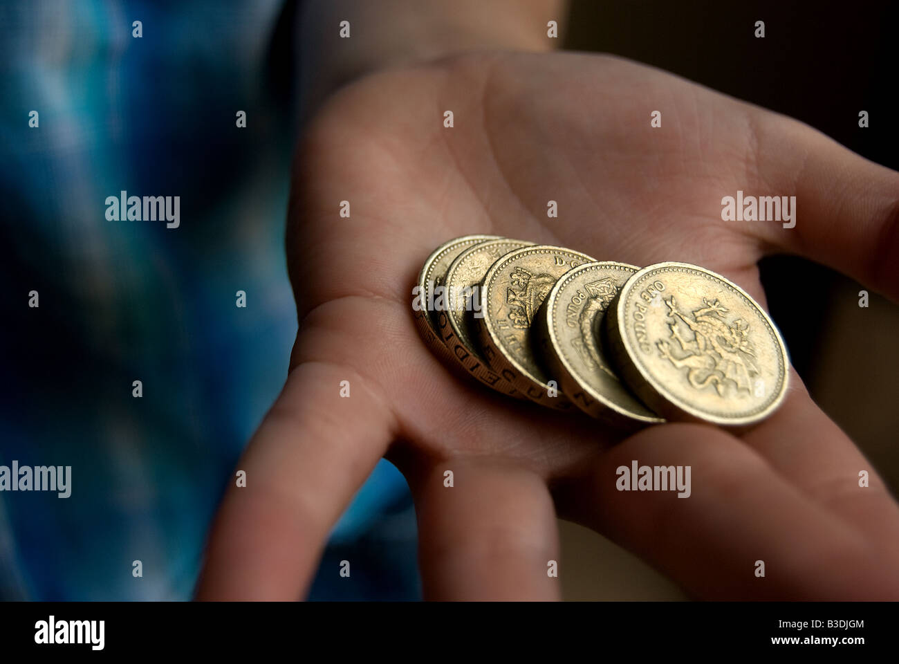 Tenendo alcuni una libbra di monete Foto Stock