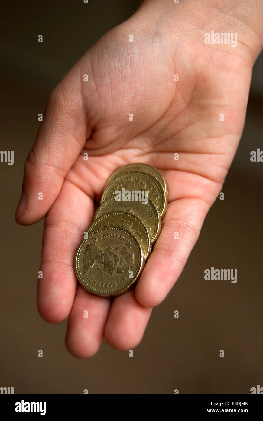 Tenendo alcuni una libbra di monete Foto Stock