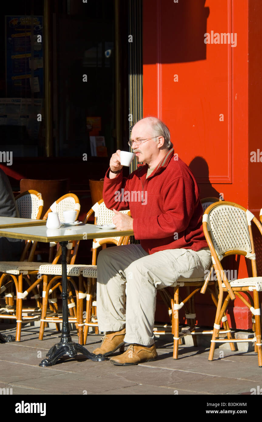 Uomo di bere il caffè presso il Café Terrazza Pont Audemer Normandia Francia Foto Stock