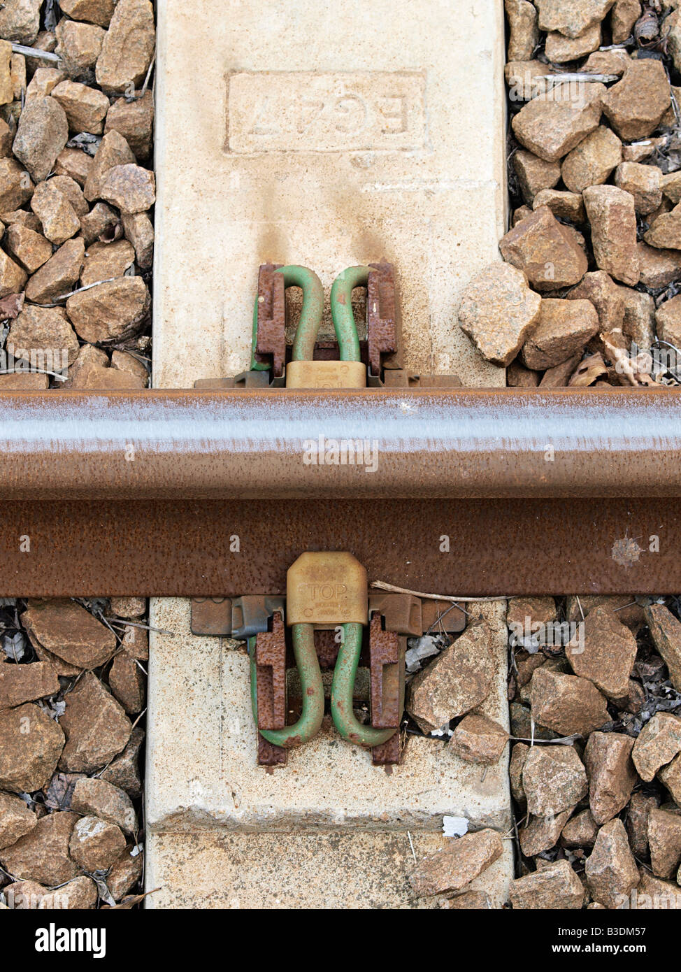 Binario ferroviario con la linea e traversine di cemento con riempimento di granito a North Walsham stazione ferroviaria norfolk England Regno Unito Foto Stock