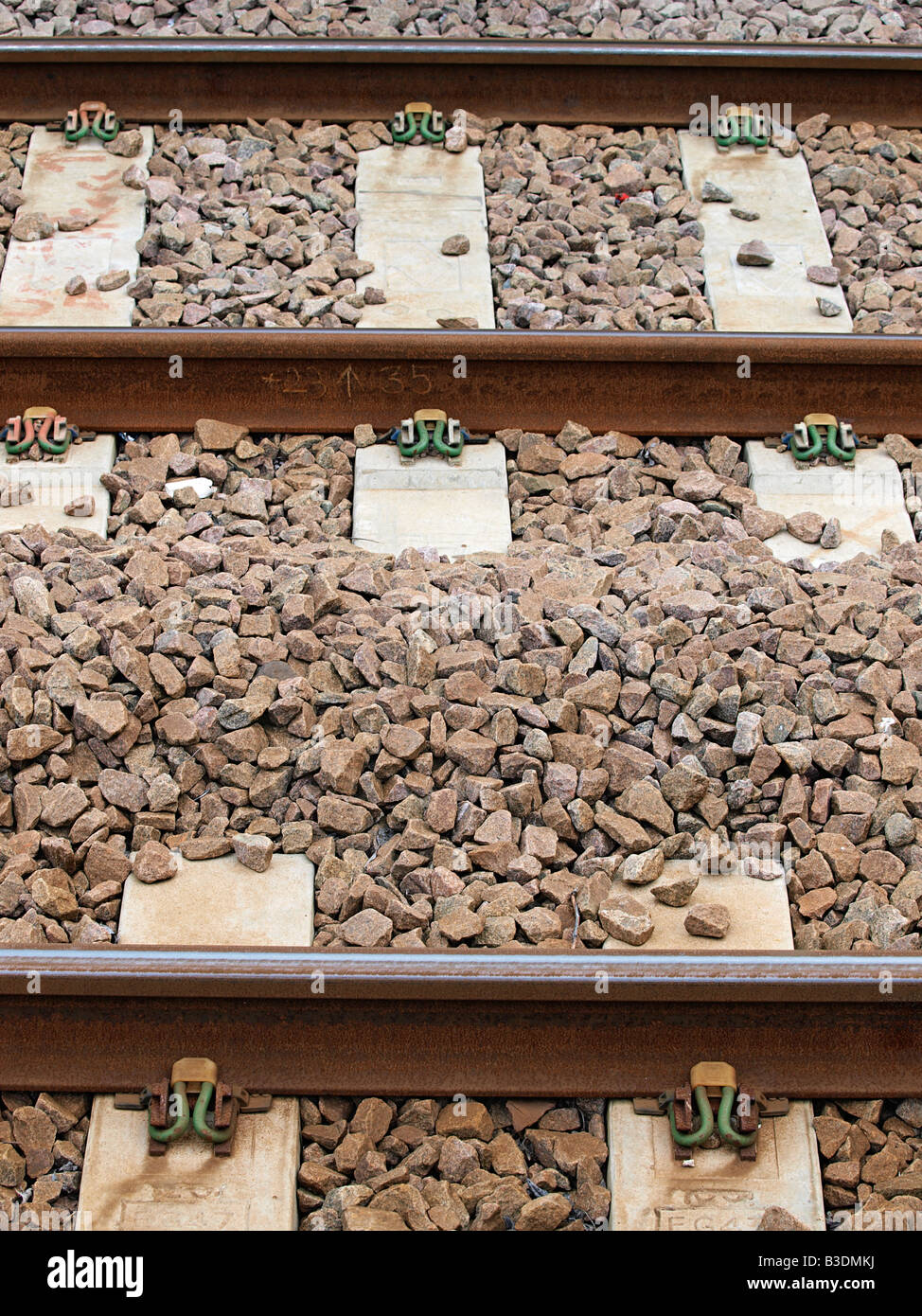 Binario ferroviario con la linea e traversine di cemento con riempimento di granito a North Walsham stazione ferroviaria norfolk England Regno Unito Foto Stock