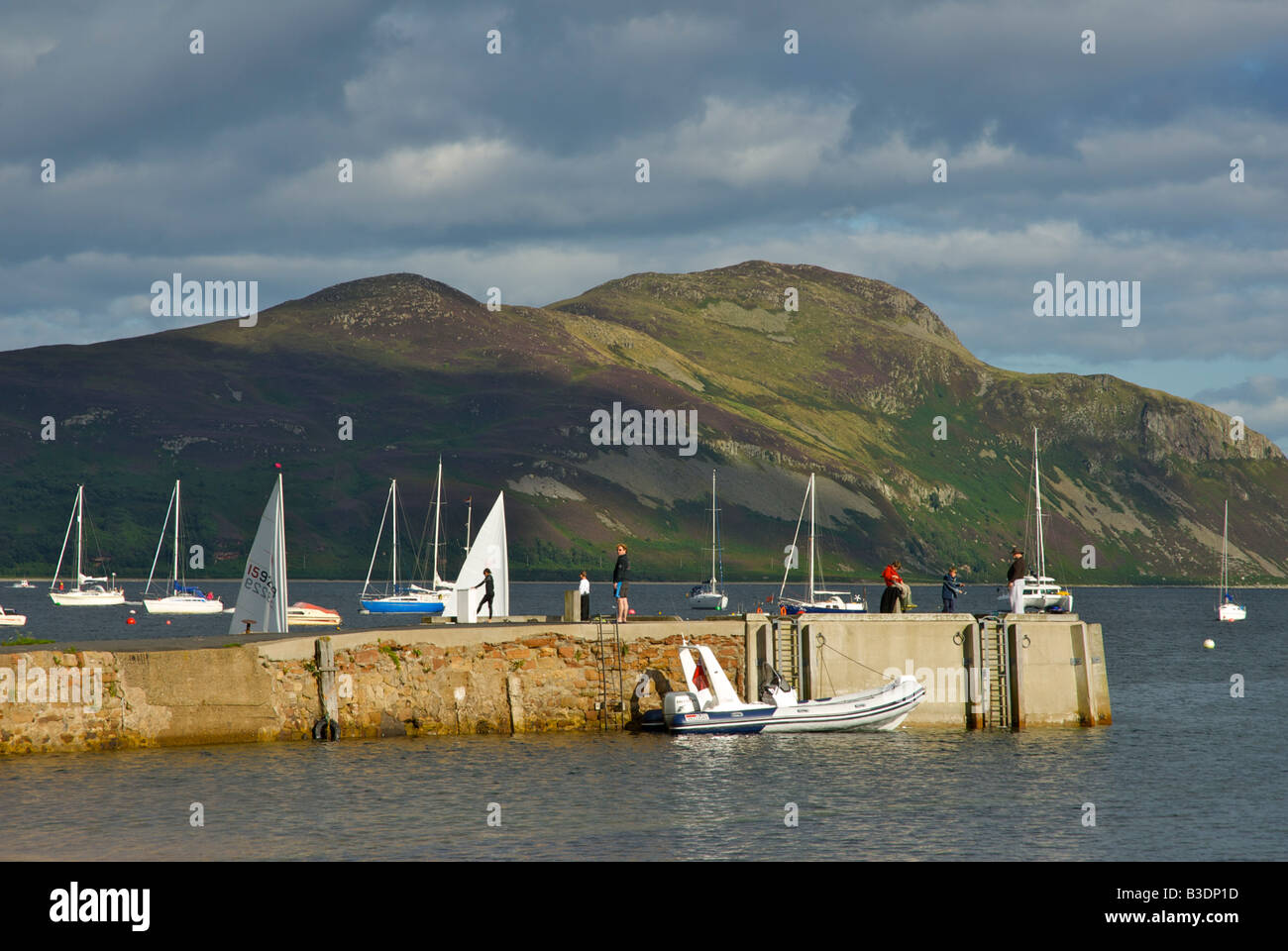 Pier a Lamlash, guardando verso il Santo isola, isola di Arran, Strathclyde, Scozia UK Foto Stock