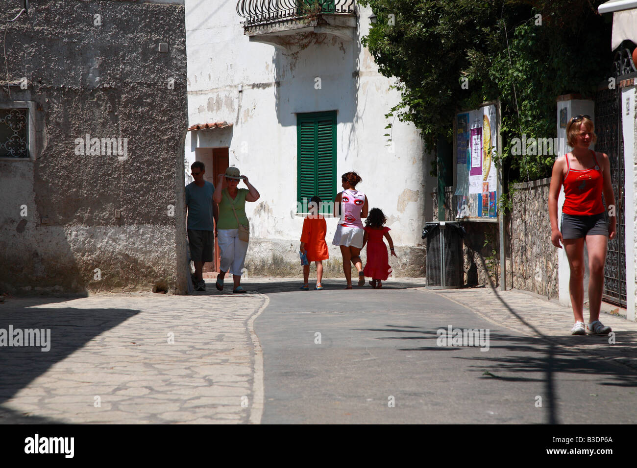 I turisti e i locali, camminando per strada laterale nel centro di Anacapri e Capri Foto Stock