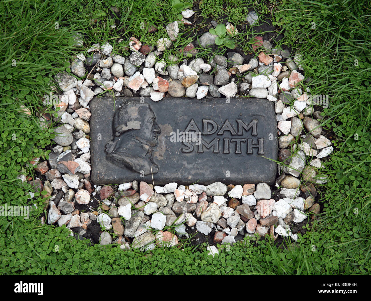 Indicatore mostra modo alla tomba di Adam Smith nel sagrato di Edimburgo Foto Stock