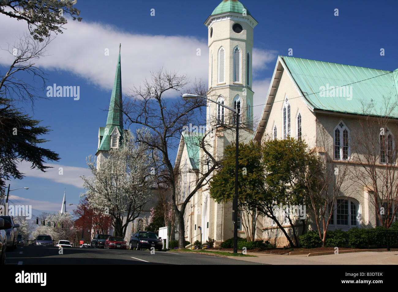 La chiesa e il Municipio i campanili di Princess Anne Street di Fredericksburg, Virginia Foto Stock