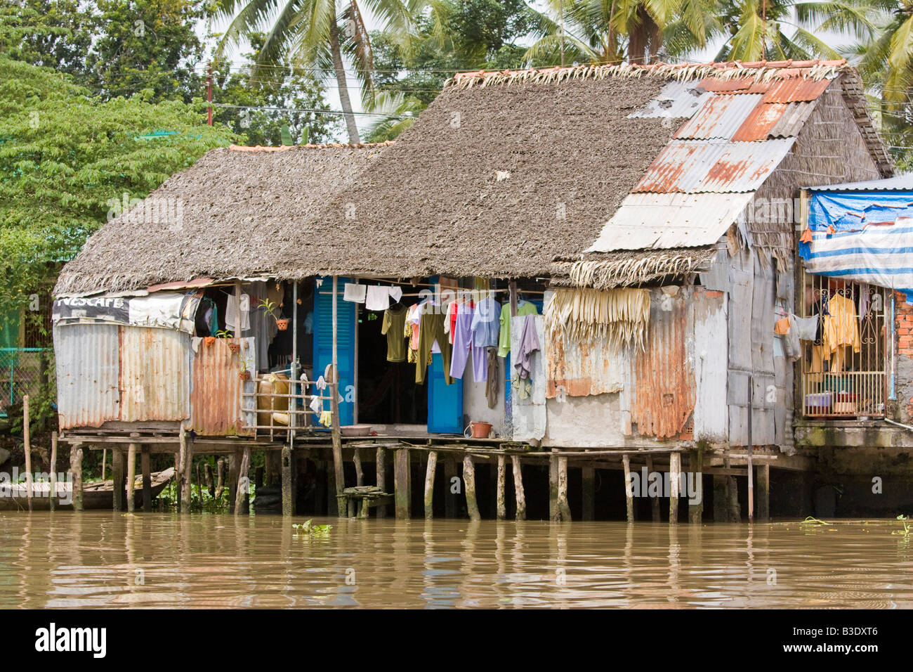 Una tipica casa galleggiante nel Delta del Mekong, Vietnam meridionale Foto Stock
