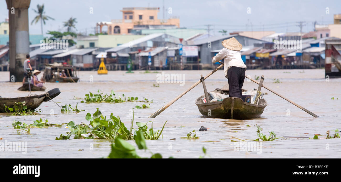 Una voce della donna al mercato in barca sul Delta del Mekong, Vietnam meridionale Foto Stock