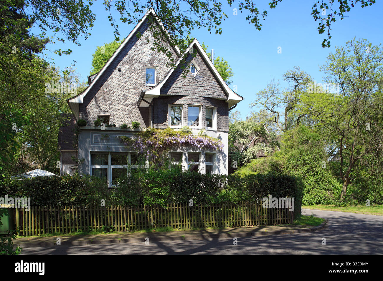 Route der Industriekultur, Beamtensiedlung Grafenbusch der Gutehoffnungshuette in Oberhausen-Neue Mitte, Wohnhaus, Villa, Wohnen Foto Stock