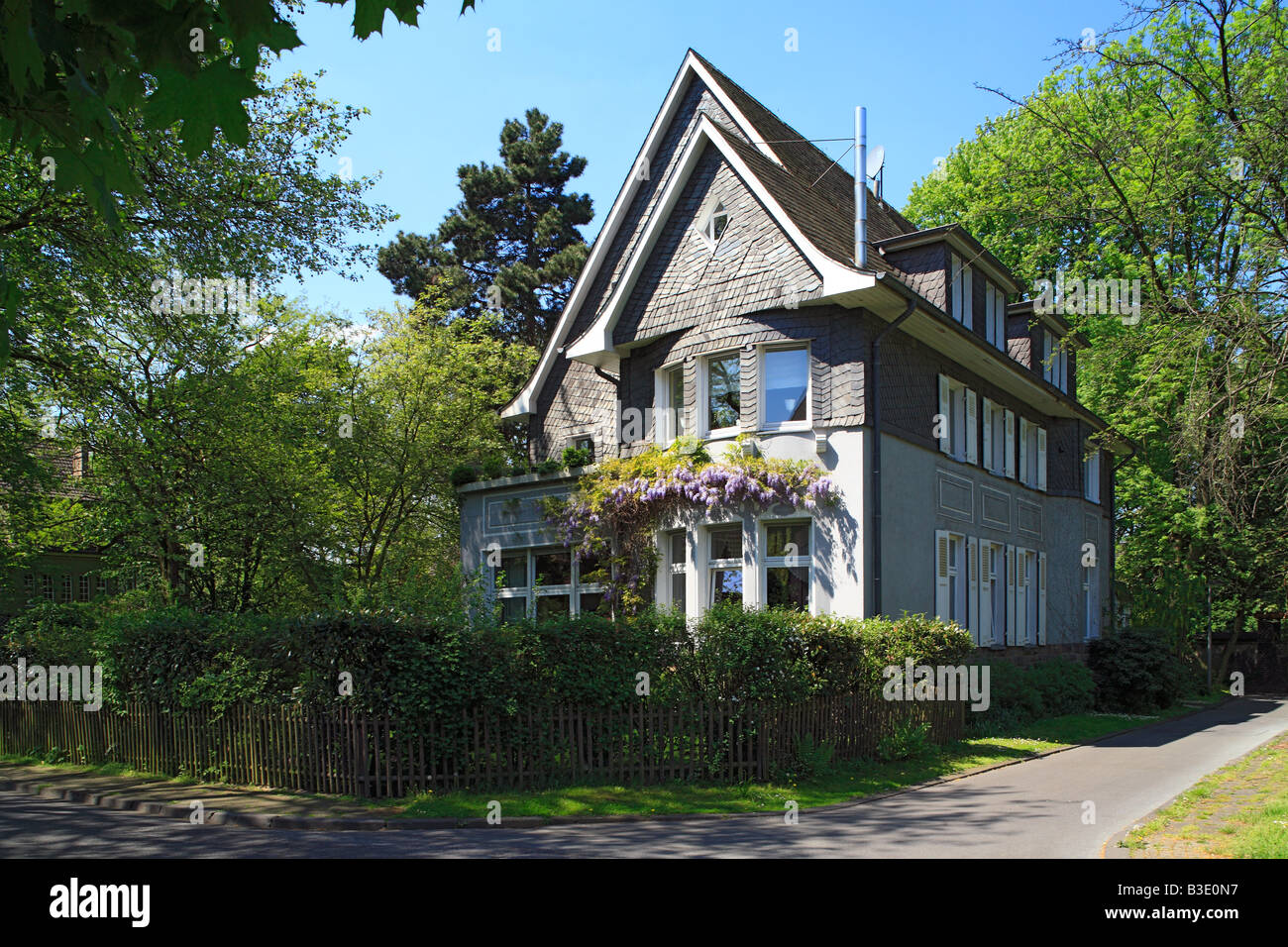 Route der Industriekultur, Beamtensiedlung Grafenbusch der Gutehoffnungshuette in Oberhausen-Neue Mitte, Wohnhaus, Villa, Wohnen Foto Stock