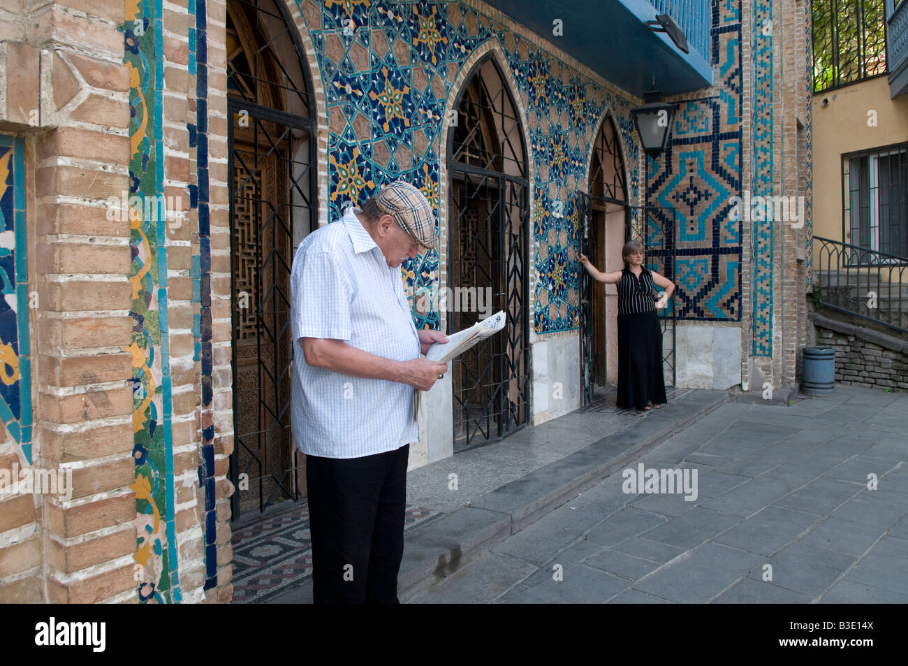 La gente del posto all'ingresso Orbeliani bagni di zolfo nella città vecchia di Tbilisi la capitale della Repubblica di Georgia Foto Stock