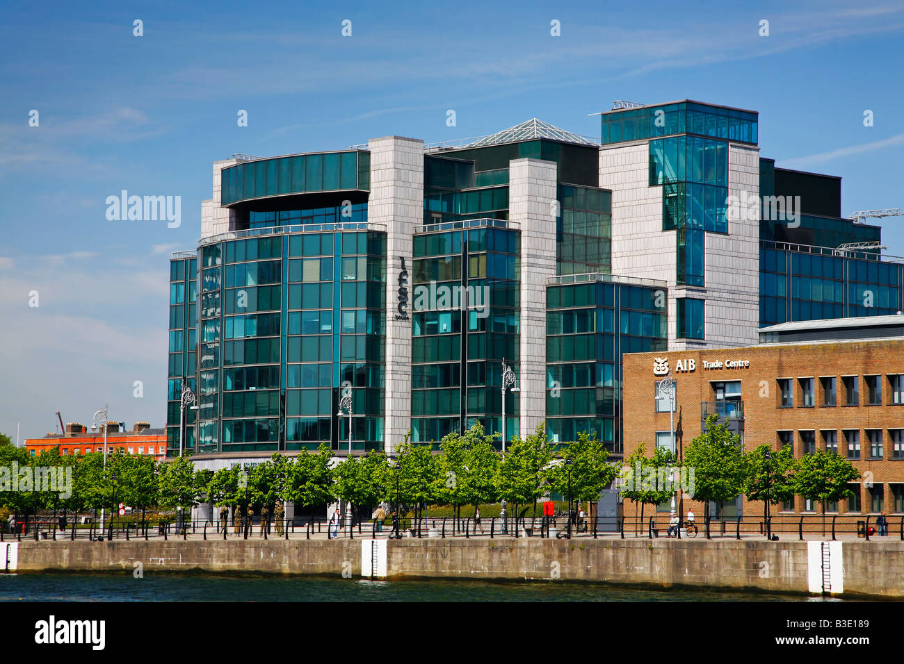 Irish Financial Services edificio sul fiume Liffey Docks Dublin, Irlanda Foto Stock