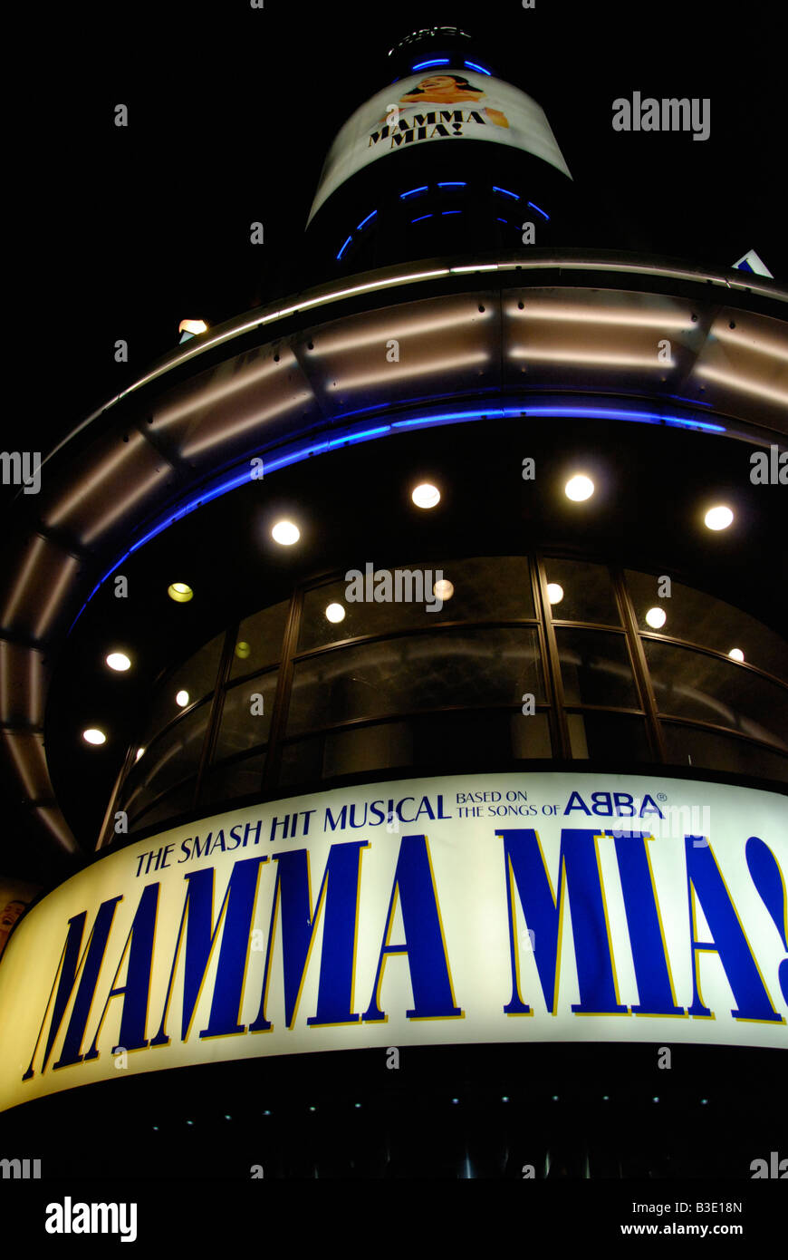 Praticamente il tempo esterno del Prince of Wales Theatre che mostra il popolare ABBA musical Mamma Mia Coventry Street London Inghilterra England Foto Stock