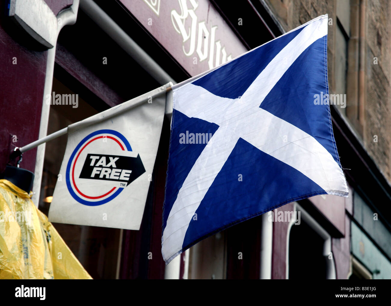 Si intraversa scozzese con Tax Free sign in Edinburgh Royal Mile Foto Stock