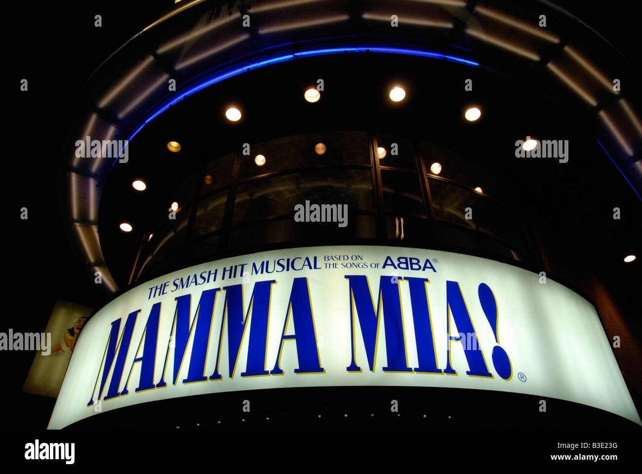 Praticamente il tempo esterno del Prince of Wales Theatre che mostra il popolare ABBA musical Mamma Mia Coventry Street London Inghilterra England Foto Stock
