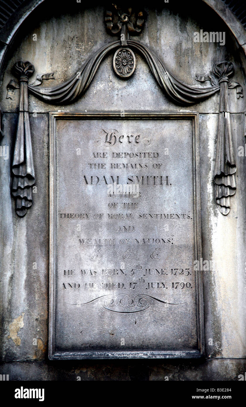 Tomba di Adam Smith nel sagrato di Edimburgo Foto Stock