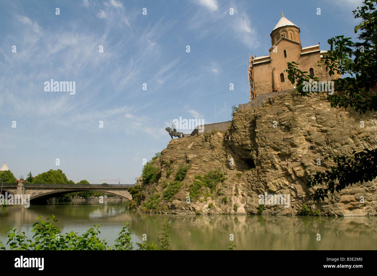 La Chiesa di Metekhi e Kura (Mtkvari) fiume che scorre attraverso Tbilisi capitale della Repubblica di Georgia Foto Stock