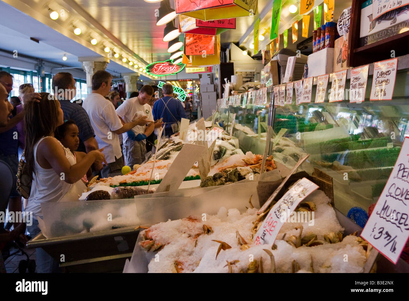 Pesce e crostacei in stallo il Mercato di Pike Place Seattle nello Stato di Washington WA America USA Foto Stock