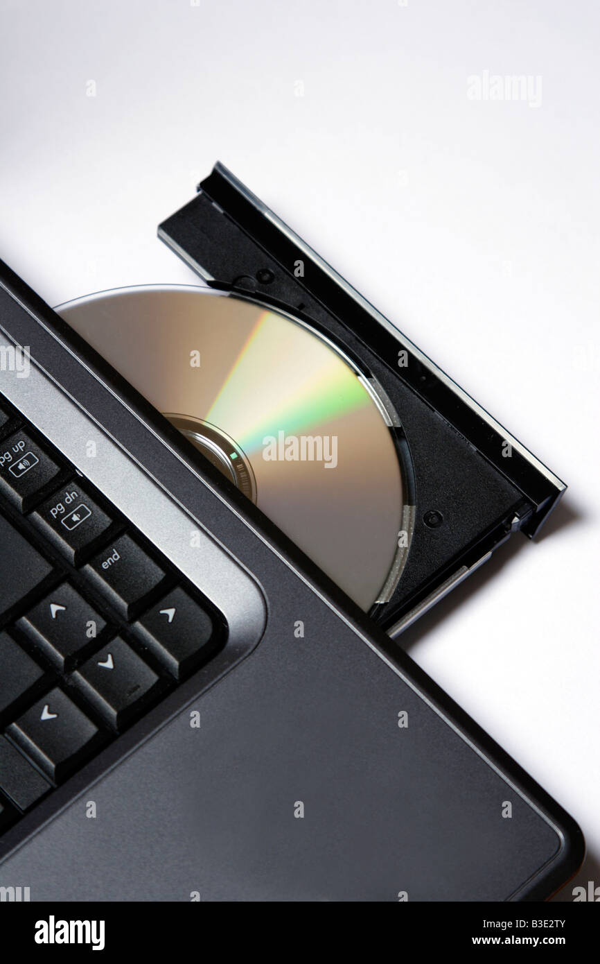 Il compact disk nel drive del computer portatile da vicino Foto Stock