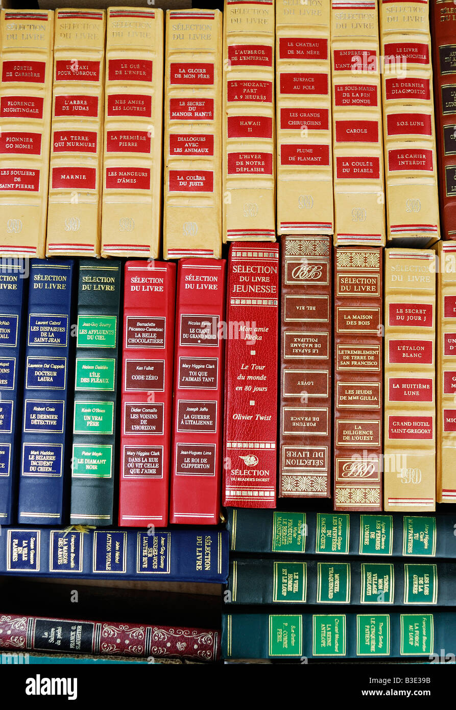 Parigi Francia, Shopping, mercato delle pulci, collezione di libri francesi con rilegatura in pelle "Readers Digest" Edition, bancarelle di libri usati Parigi, libreria Foto Stock