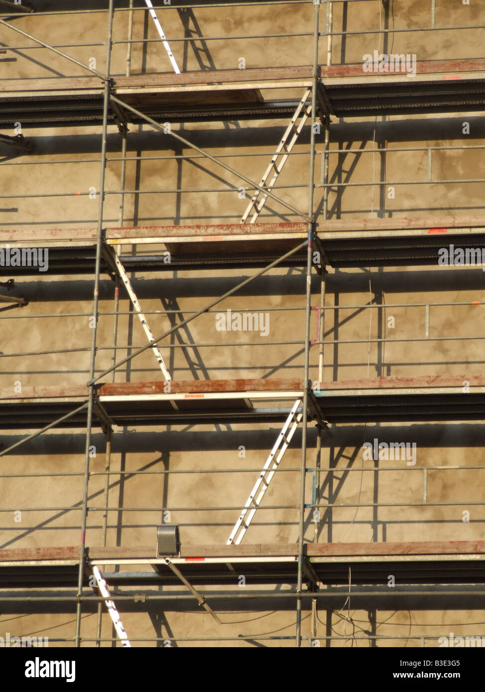 Scale e impalcature su edificio di proprietà Foto Stock