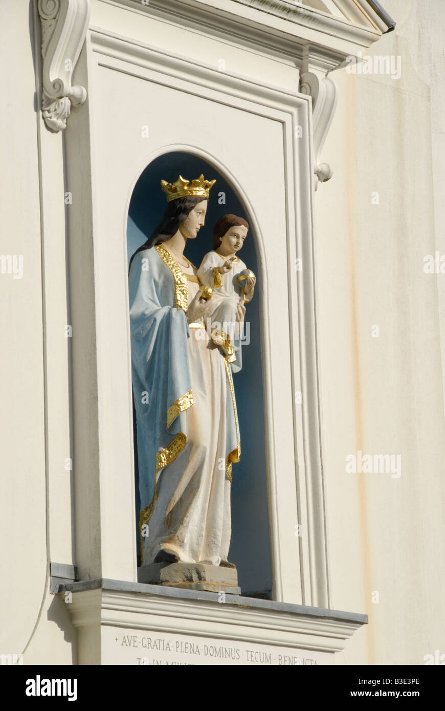 La statua della Vergine Maria e Gesù al di fuori di St Mary s chiesa cattolica in Holly a piedi Hampstead London Inghilterra England Foto Stock