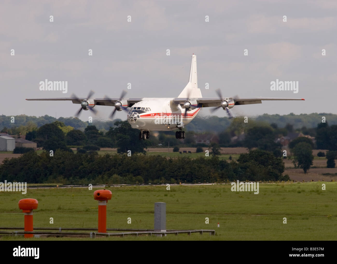 Meridian Aviation Antonov un 12BP in atterraggio a Londra Luton Foto Stock