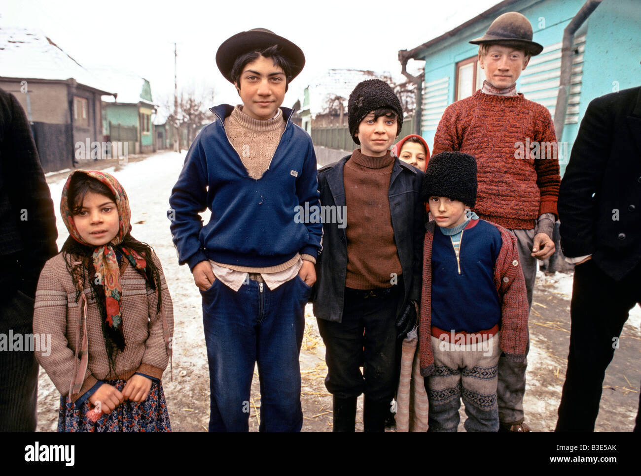 Gruppo di giovani RUMENE I VIAGGIATORI IN PIEDI IN UN VILLAGGIO nei pressi di Sibu Transilvania 1990 Foto Stock