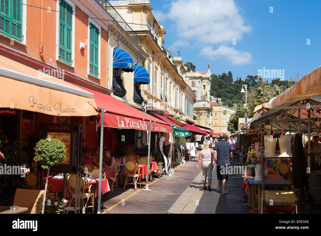 Ristoranti e mercato di Cours Saleya nella città vecchia (Vieux Nice), Nizza Cote d'Azur, Costa Azzurra, Francia Foto Stock