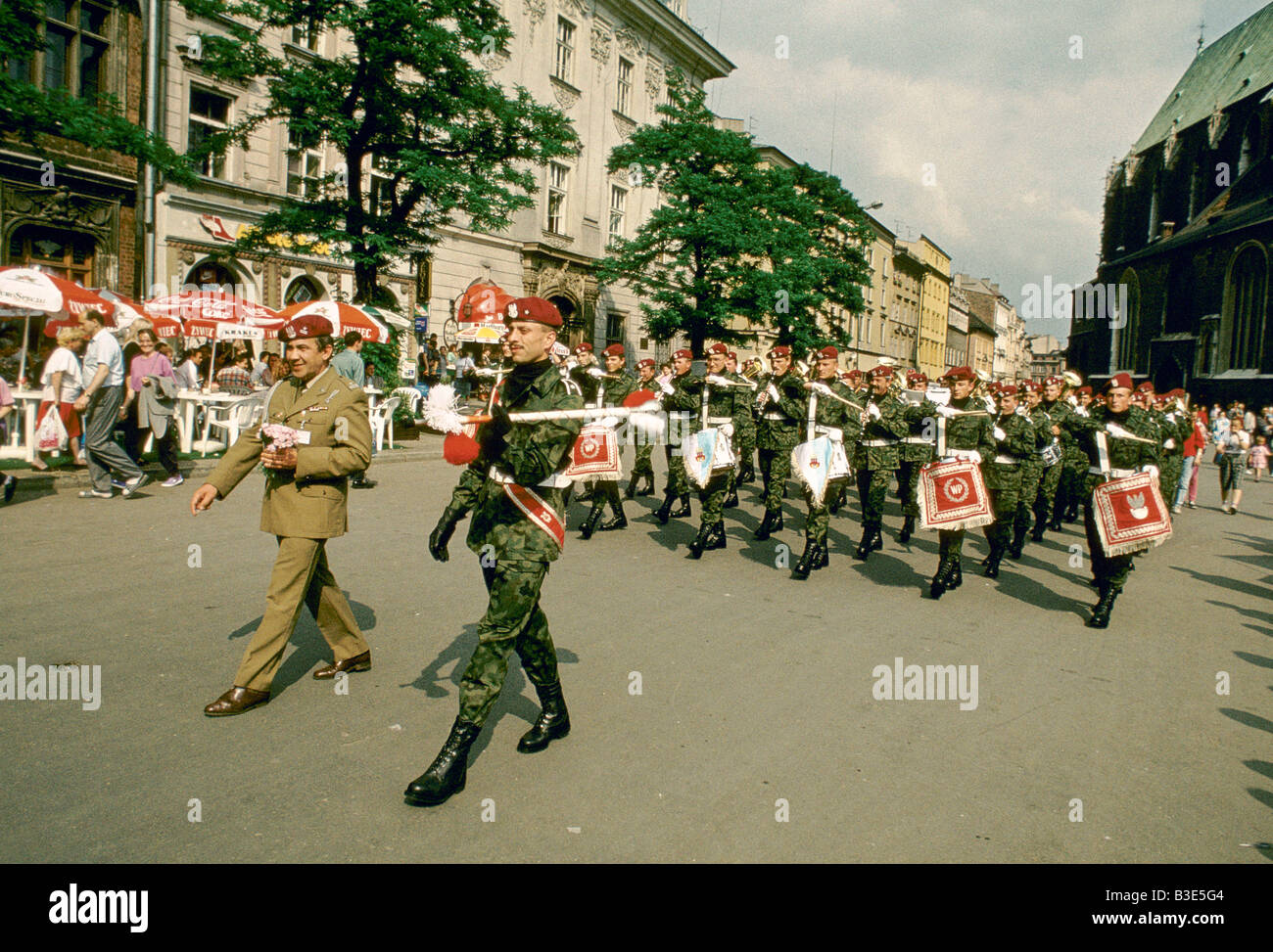 Polonia Cracovia il Tatra 95 bande militari a giocare nella piazza della città Foto Stock