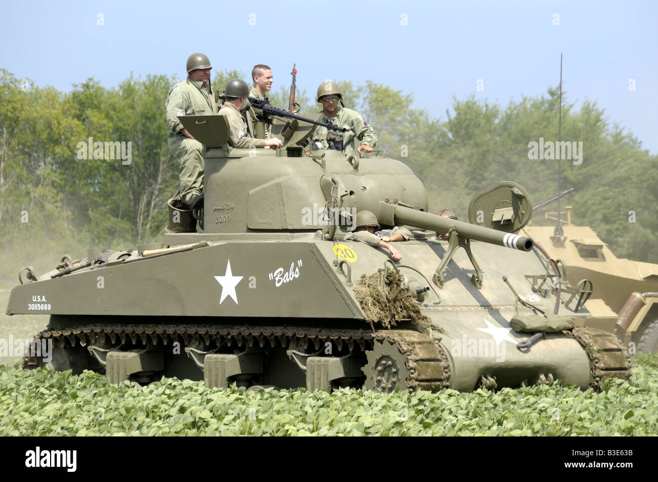 I soldati in un serbatoio di americani in una guerra mondiale II rievocazione storica in Bellville, Michigan Foto Stock