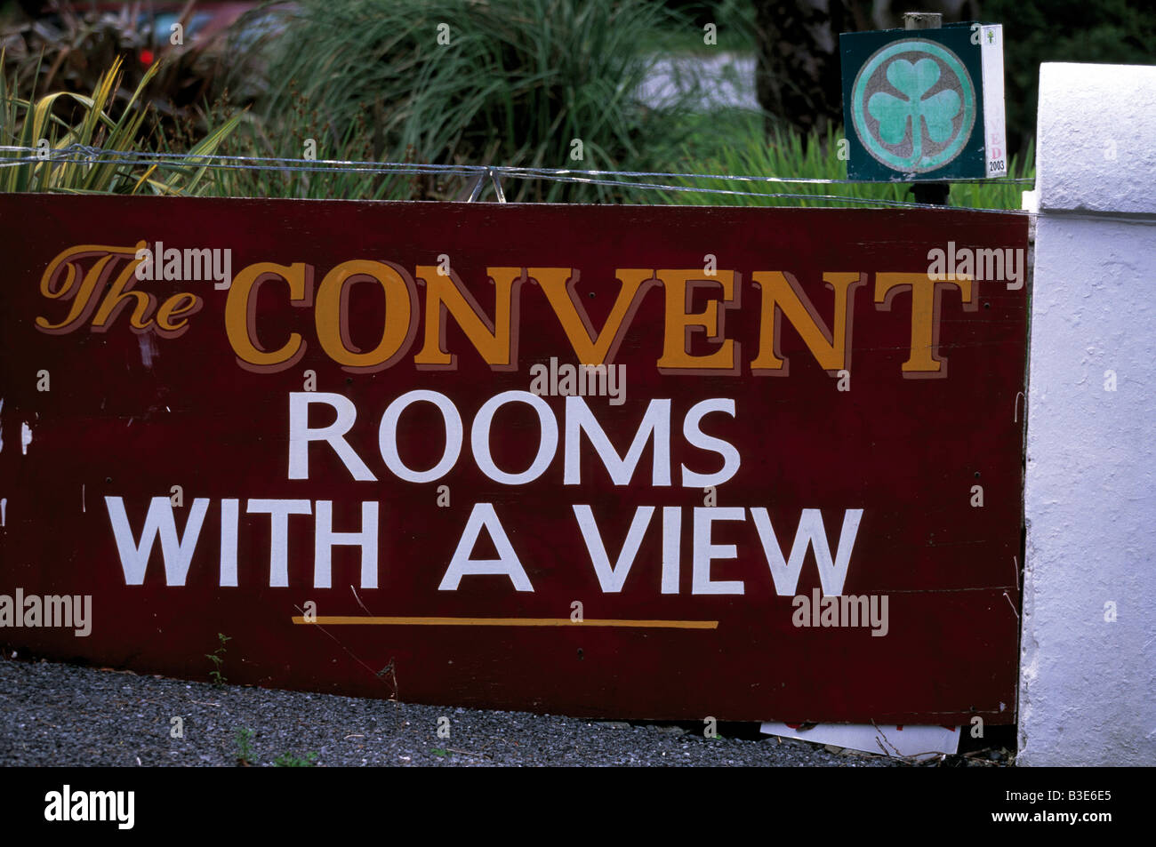 Leenane, nella contea di Galway, Irlanda, cartello stradale proclamando il convento camere con una vista in Irlanda Foto Stock